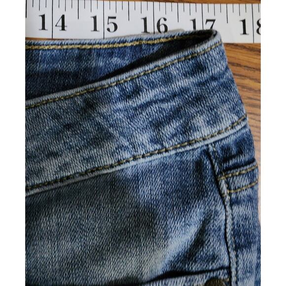 Elle Paris New York Tokyo Women's Blue Jean Shorts Size 12, 9" Rise 5" Inseam - Picture 7 of 8